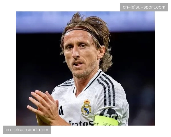 特写：赛后久久未离场，37岁莫德里奇向伯纳乌看台鼓掌致意