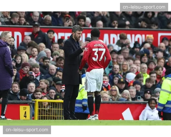 镜头捕捉：曼联小将梅努长途奔袭60米后劲射破门，老特拉福德沸腾