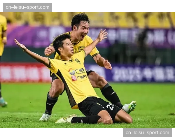 鲍亚雄重返上海战旧主，前申花门将助玉昆客场取分